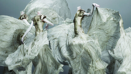 Exposición *Alexander McQueen: Savage Beauty* en el Victoria and Albert Museum de Londres