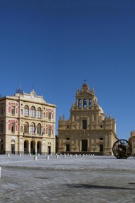 Grammichele, piazza Carlo Maria Carafa, Sicilia, Italia. "Umberto mette insieme gli elementi indicati su quel cartoncino: Piazza di Grammichele con tutti i suoi monumenti, illustrati e disegnati"