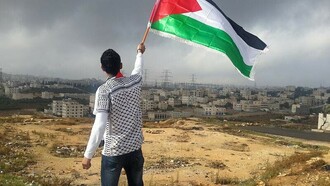 Palestino hasteia sua bandeira. Israel lançou uma operação terrestre em sua fronteira norte com o Líbano visando o grupo militante Hezbollah, apoiado pelo Irã, abrindo uma nova e perigosa fase em quase um ano de guerra. Em alguns campos de batalha, a pacificação é inexistente ou não leva a lugar nenhum