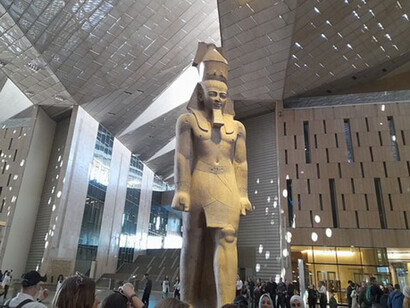 La pieza central del atrio es una estatua de Ramsés II de 36 pies de altura. GEM, Meseta de Giza, Egipto