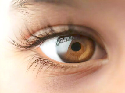 Acercamiento a el ojo de un niño. Ojos hechos para resistir la mirada y aguantar los ladrillos de muros infranqueables