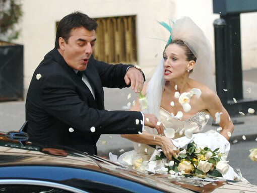 Apesar do destino meio trágico do casamento de Carrie, a série proporcionou uma explosão de consumo dos sapatos da marca Vivienne Westwood após uma sessão de fotos do vestido de noiva da Carrie