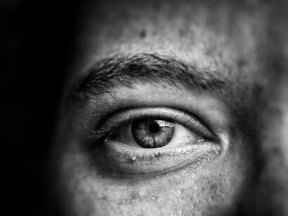 ¿Acaso no resulta más fácil incluir una mentira en un email a tu jefe que decírsela mirándole a los ojos?