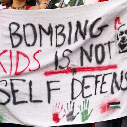 Nelle piazze di numerosi Paesi, cittadini e associazioni protestano contro la devastazione di Gaza e chiedono la fine delle violenze contro la popolazione palestinese. Le manifestazioni mostrano come la questione non riguardi soltanto gli equilibri geopolitici, ma anche la tutela dei diritti fondamentali