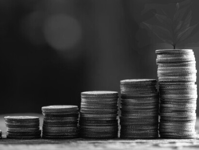 No es la creencia en los poderes fantásticos del dinero lo que confiere a la economía su cariz religioso, sino la función que tiene en el sujeto