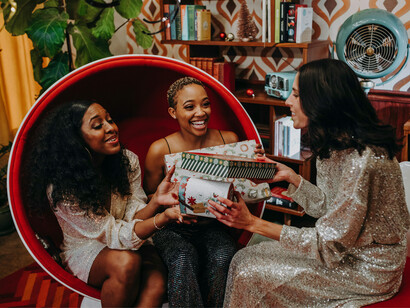 Tendência brilhosa e metálica. Para o Natal eu indico tentar trazê-lo de forma sutil, não em um vestido glamouroso, mas sim em uma blusa que pode trazer o brilho com predarias ou um tecido mais leve com pintura metálica ou até mesmo um belo sapato