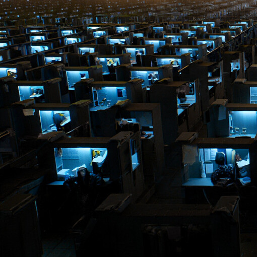 Der Gesellschaftsvertrag müsste also neu formuliert werden. AGI kann Entscheidungen vorbereiten, vielleicht schneller und konsistenter