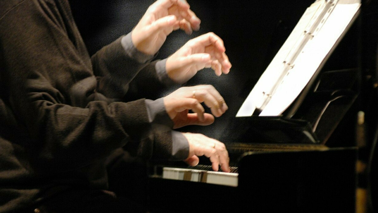 Le mani. Foto di Antonio Coppola