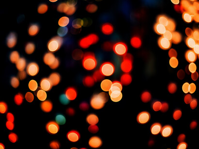 Luces multicolor a la distancia