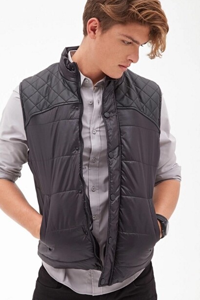 Hombre con chaleco sport