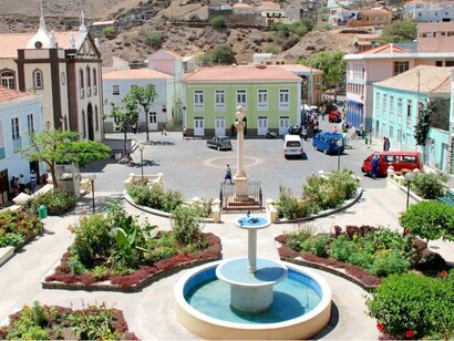 Vista da praça da Vila da Ribeira Brava, na ilha de São Nicolau, no Cabo Verde