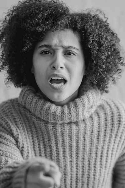 Emoções: mulher com raiva