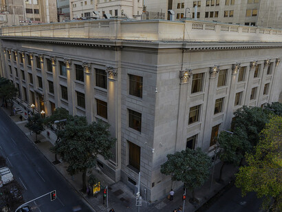 Fachada del Banco Central de Chile. El Estado debe intervenir con subsidios y garantías para compensar un sistema que prioriza la rentabilidad sobre la seguridad social