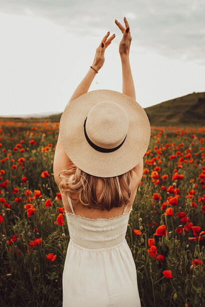 Joven disfrutando un día en el campo. La relajación y el disfrute también suman a nuestro bienestar