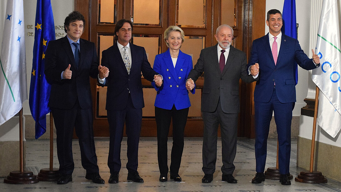 De izquierda a derecha: Javier Milei (presidente de Argentina), Luis Lacalle Pou (presidente de Uruguay), Ursula von der Leyen (presidenta de la Comisión Europea), Lula da Silva (presidente de Brasil) y Santiago Peña (presidente de Paraguay), tras las negociaciones del Acuerdo de Asociación, 6 de diciembre de 2024