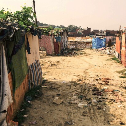 Viviendas en un asentamiento precario a los lados de un camino de tierra