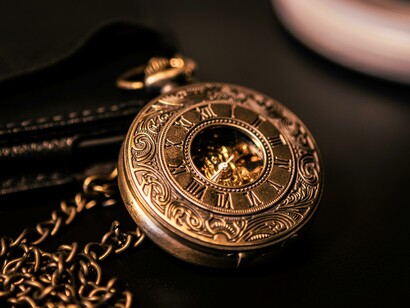 Dalla nostra venuta al mondo siano alla nostra dipartita, viviamo e conviviamo con il passare del tempo