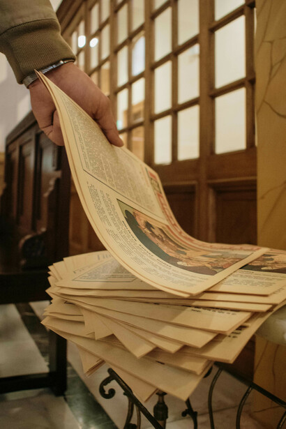 Lector toma un periódico. La prensa escrita venezolana ha sufrido un declive significativo, afectada por la escasez de papel y la presión gubernamental sobre los medios independientes