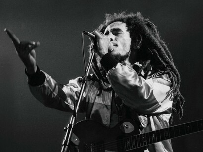 Bob Marley em show em Zurique, na Suíça. Parece ansiar por um retrocesso aos direitos humanos discutidos e estabelecidos logo após a Segunda Guerra Mundial (repito: pós Segunda Guerra Mundial!) e que vem sendo arduamente trabalhados e disseminados ao redor do mundo, tendo como pilar a Declaração Universal dos Direitos Humanos, adotada e proclamada em assembleia geral da ONU em dezembro de 1948