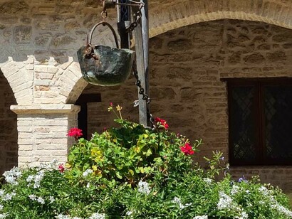Particolare del secchio di rame nel pozzo del chiostro, foto Federica Antenozio
