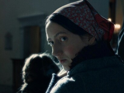 Attraverso un linguaggio visivo che ricorda il cinema di Ermanno Olmi, Delpero mescola realismo documentaristico e sensibilità poetica, dando vita a un affresco autentico della comunità trentina degli anni Quaranta. Immagine dal trailer del film con Martina Scrinzi