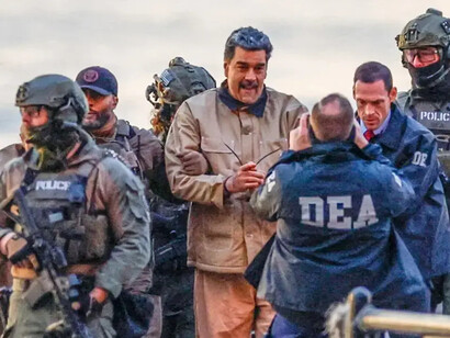 Nicolás Maduro é escoltado por agentes estadounidenses do DEA após ser capturado em uma operação militar dos Estados Unidos com invasão à Venezuela. Cercado por forças estrangeiras, o então presidente venezuelano se torna, para o autor, o símbolo mais contundente da nova etapa de ingerência imperial descrita no artigo