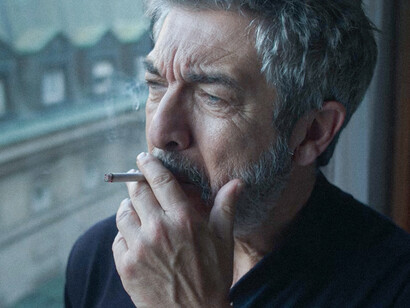 Ulises (Ricardo Darín) fumando junto a la ventana de su consulta