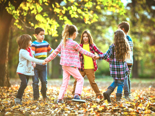 Niños cantando una ronda