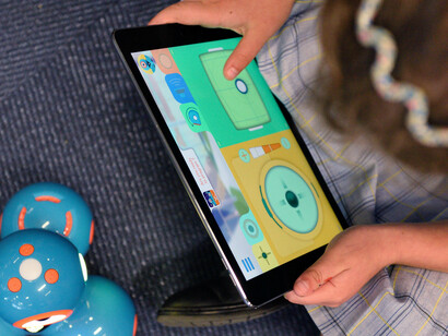 A través de aplicaciones especializadas, los estudiantes pueden aprovechar pequeños intervalos de tiempo para aprender de manera informal y espontánea