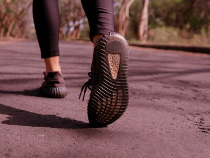 Primo piano di scarpe stile barefoot: "Il moderno movimento barefoot è nato come risposta ai problemi causati dall’eccessiva ammortizzazione, compressione e rigidità delle scarpe sportive"