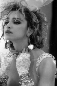 Madonna nel video "Like a Virgin"