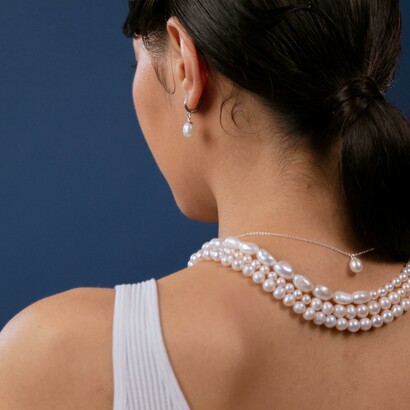 È colei che cura, che risveglia, che accarezza l’anima come il mare accarezza la perla: con delicatezza e potenza insieme