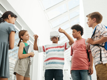 Pré-adolescentes usam óculos de realidade virtual durante intervalo na escola