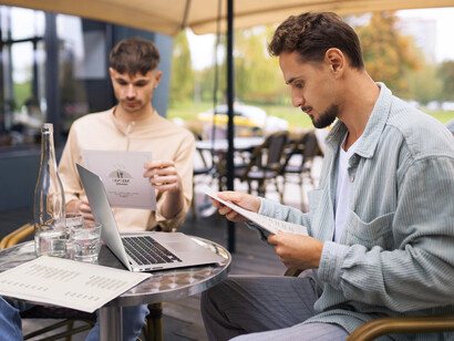 Actualizar el menú según costos, tendencias y sostenibilidad permite mantenerlo relevante y competitivo