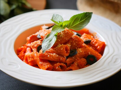 L'abbinamento della pasta con salse e condimenti locali racconta la storia e la cultura di ogni territorio, rendendola un alimento versatile e ricco di significato
