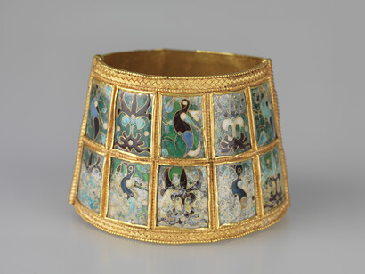 Bracciale a fascia IX - X secolo, oro e vetro, smalto cloisonné (Provenienza: Salonicco, scavo a Dodekanisou Street) Salonicco, Museo della Cultura Bizantina. Courtesy of Museo Archeologico Nazionale di Napoli