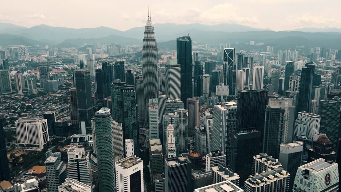 Skyline di Kuala Lumpur, capitale della Malaysia. Le iconiche Petronas Twin Towers dominano l’orizzonte, simbolo del rapido sviluppo economico della Malesia