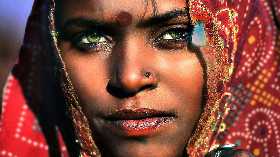 Una donna Bhopa del deserto Thar, fotografata nel 1996 durante la Fiera dei Cammelli a Puskhar, Stato del Rajasthan, India. La donna si chiama Papu ed è molto famosa per i suoi occhi chiari