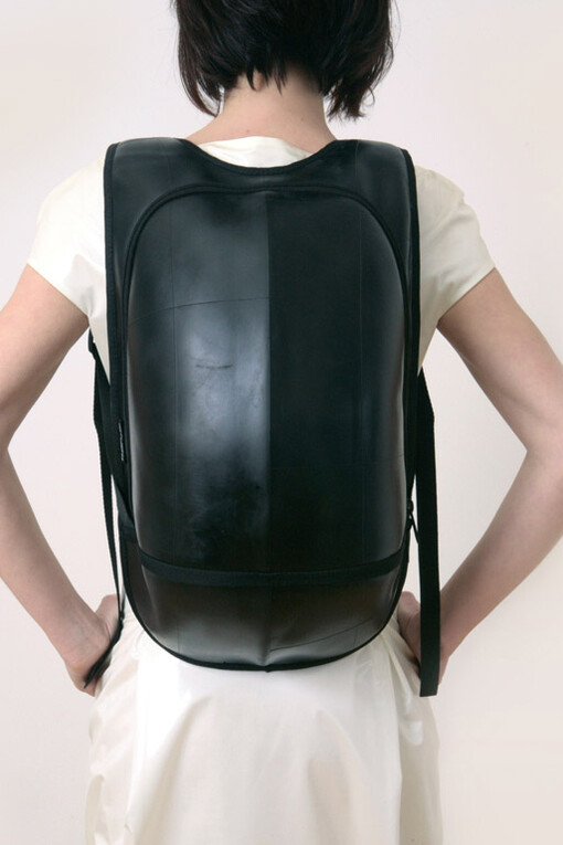 Moda y reciclaje. Bolso hecho con neumáticos reciclados de Isendra Bags