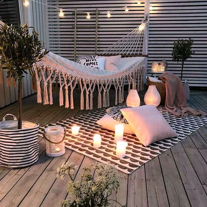 Altana di un terrazzo illuminato. Da quel giorno nessuno aveva più parlato di inviti in terrazza