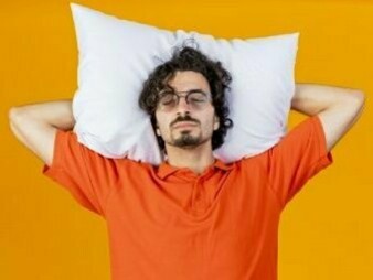 Bisogna modificare le cattive abitudini, per esempio chi dorme sonnecchiando di fronte al televisore, dormendo con molti piccoli sonnellini successivi, alla fine si addormenta molto presto, male, si sveglia continuamente e finisce col non dormire la notte
