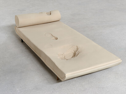 Erwin Wurm,
Snow (Chaise Longue), 2015
Polyester, iron, acrylic paint. 20 kgs
41 x 180 x 77 cm (16,14 x 70,87 x 30,31 in) 
Courtesy Galerie Thaddaeus Ropac, Paris/Salzburg
photo: Eva Würdinger
