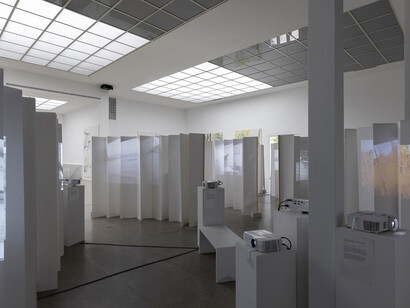 Ariane Mueller, Fische sind ins meer gefaltet wie das meer in die fische, ausstellungsansicht. Mit freundlicher genehmigung der Secession