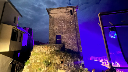 Sipicciano, Lazio, Italia. Qui a Sipicciano c’è un’antica torre di pietra di origine medievale. Il rinnovo attuale è un nuovo mantello che applica tecniche contemporanee, questa volta con l’obiettivo di renderla un museo e uno luogo di residenza per artisti