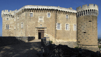 Châteaux de Suze-la-Rousse. La façade ouest. © Emmanuel Georges