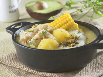 El ajiaco bogotano contiene pollo en presas o desmenuzado, papa criolla, pastusa y sabanera, mazorca de maíz y opcionalmente alcaparras y crema de leche