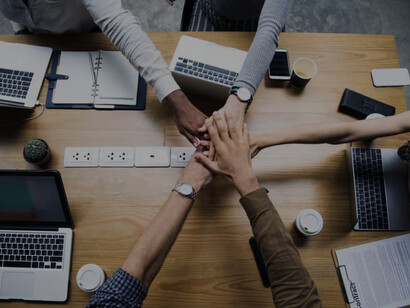 Sinergia: manos unidas, trabajo en equipo