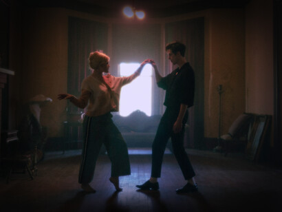 Pareja se prepara para bailar en el salón de su casa 