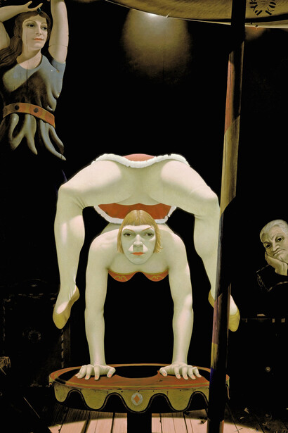 Pyke Koch, De grote contorsioniste (Parade de cirque) (La grande contorsionista. Spettacolo circense), 1957. Mit freundlicher genehmigung des Mart