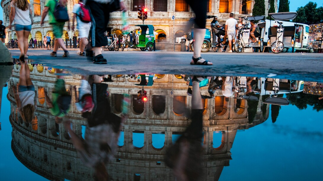 Colosseo, Roma, Italia. Le città, svuotate sostanzialmente del ceto medio e delle famiglie, che si riverserebbero nei paesi del circondario per trovare una qualità della vita a misura d'uomo, lontani dalla trascuratezza ambientale e strutturale in cui certe città si trovano, come in particolare Roma, diventerebbero delle Disneyland per turisti e studenti